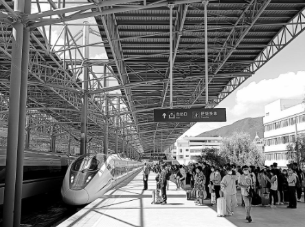 “十一”黄金周云南铁路预计发送旅客220万人次 日均20万人次