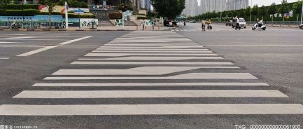 深圳市为减少交通事故发出倡议 启动“斑马线停车退两米”行动