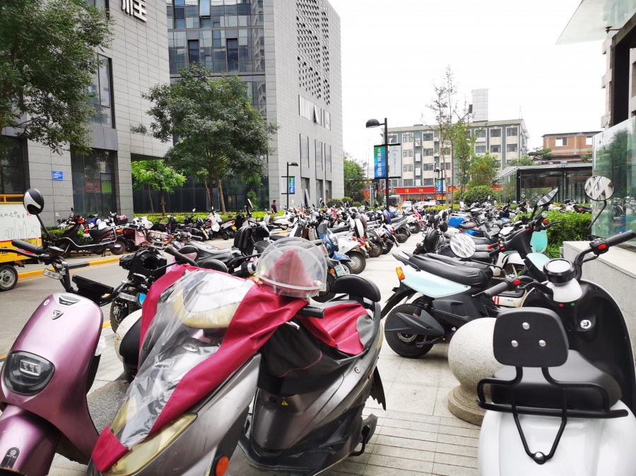 广东就电动车管理条例征集意见，如何破解“人车抢道”难题？