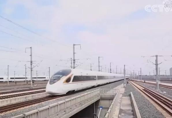 张吉怀高铁即将正式投运 串联多个景区被誉为“湘西最美高铁”
