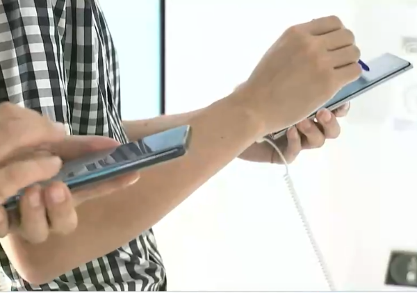 OPPO发布首款折叠屏手机 加快冲击高端市场