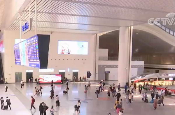 深圳首列“无人驾驶”地铁通行 引来乘客好奇围观