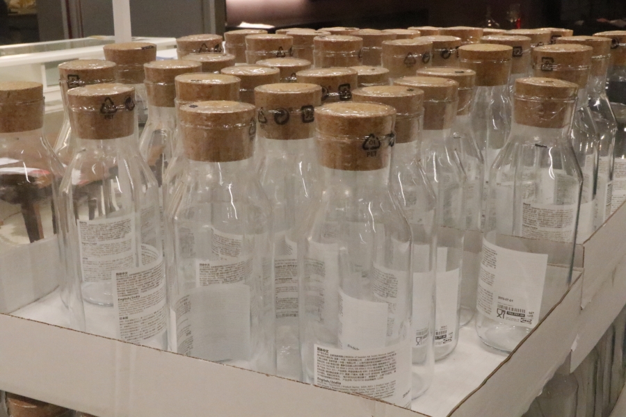 塑料在向外迁移 放置一天后的瓶装水究竟还能喝吗？
